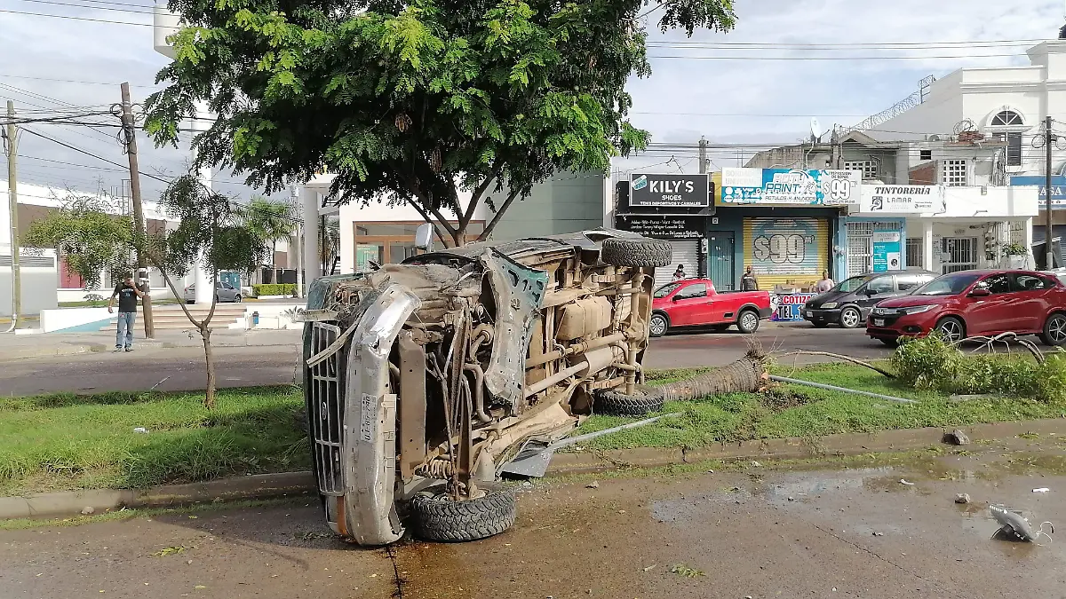 camioneta vuelca en bicentenario maza